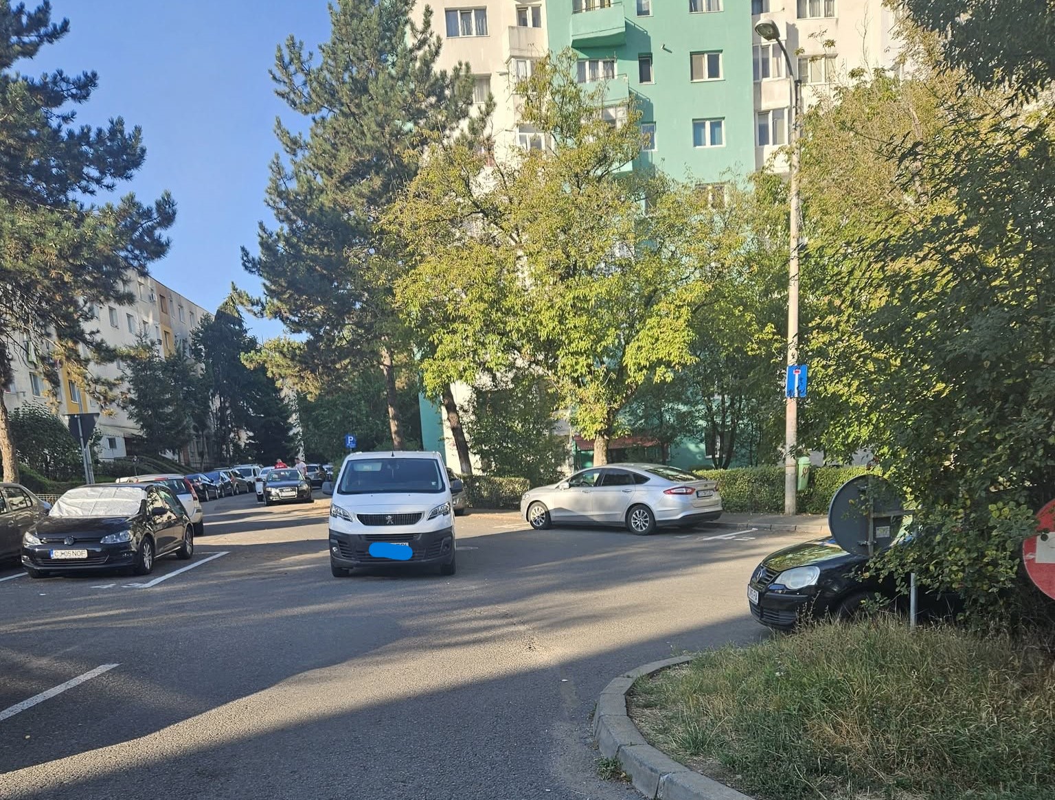 A găsit cel mai bun loc de parcare… în mijlocul drumului! O dubă cu număr de Sălaj a blocat o stradă din Cluj în plină zi