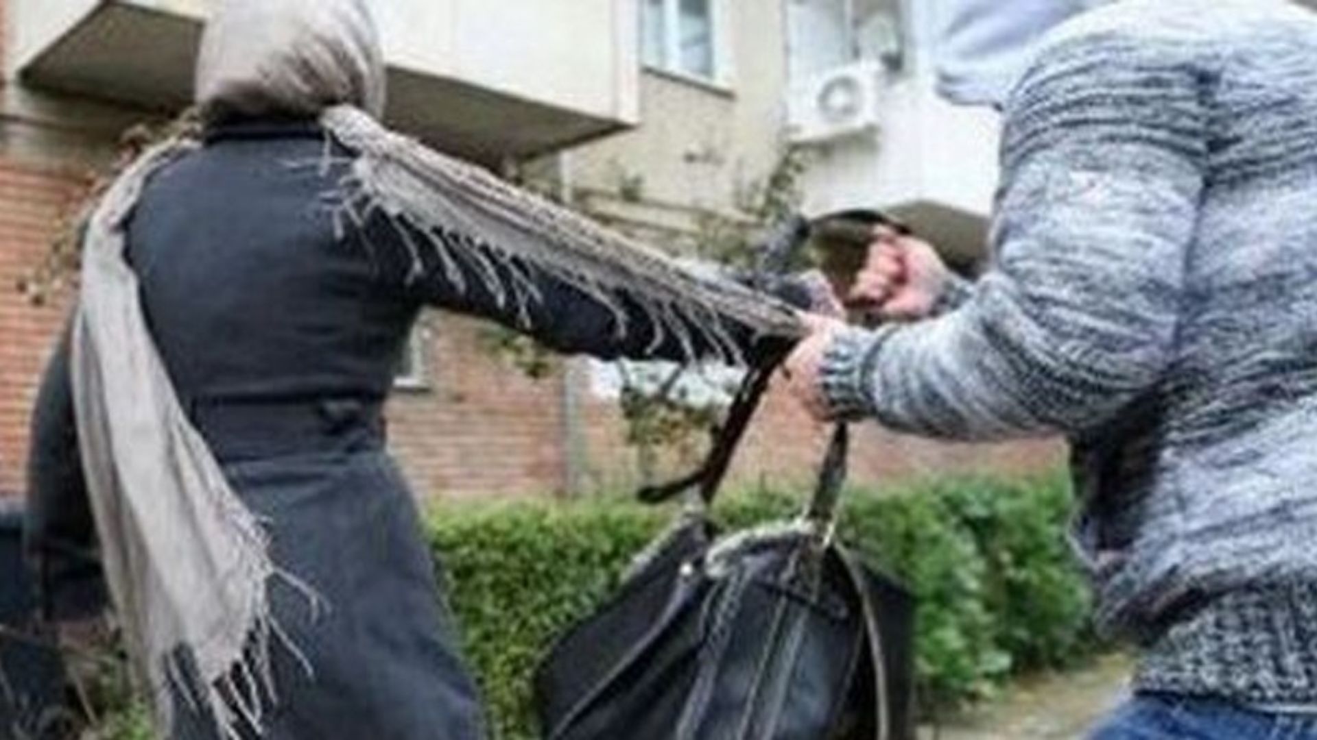 Tâlhărie dis-de-dimineață pe o stradă din Cluj-Napoca! O femeie a fost atacată pe casa scării, iar hoțul i-ar fi smuls geanta cu mii de euro și lei