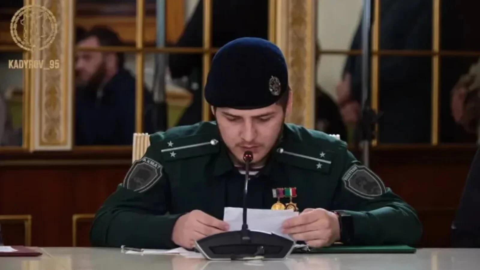 VIDEO Fiul de 18 ani al lui Kadîrov, ținta ironiilor pe internet după ce s-a chinuit să citească un discurs: Până și tatăl său nu și-a putut ascunde reacția