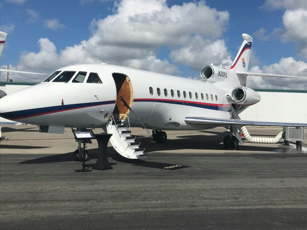 Avioanele private poluează de până la 14 ori mai mult decât cele comerciale, potrivit unui raport realizat în SUA