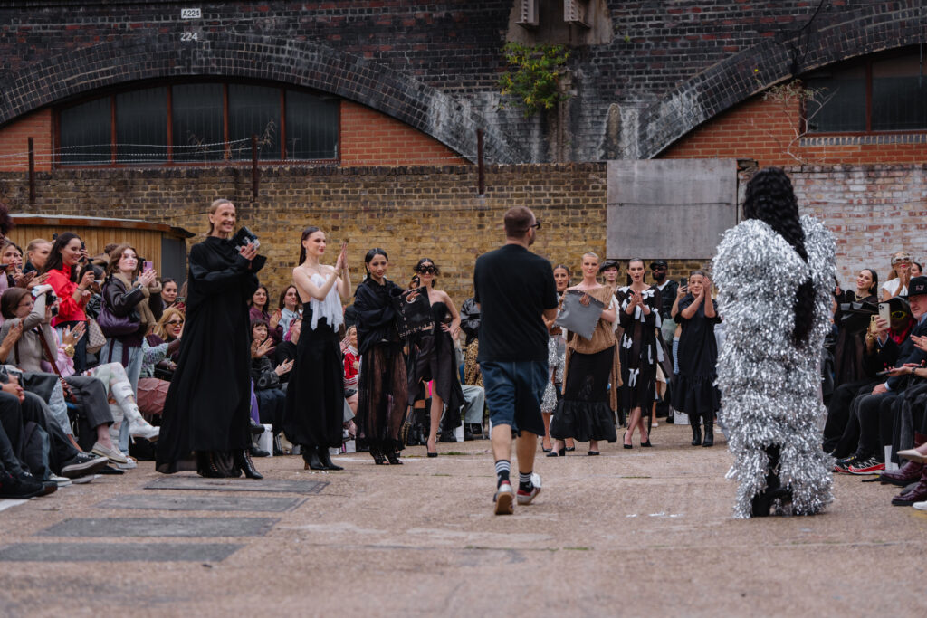 POET-LAB primăvară-vară 2027 la London Fashion Week: forme arhitecturale și proporții supradimensionate în colecția „REMEMBER”