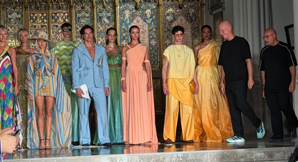 Charles & Ron SS27: culoarea, volumele și identitatea mediteraneeană construiesc o garderobă de vară maximalistă