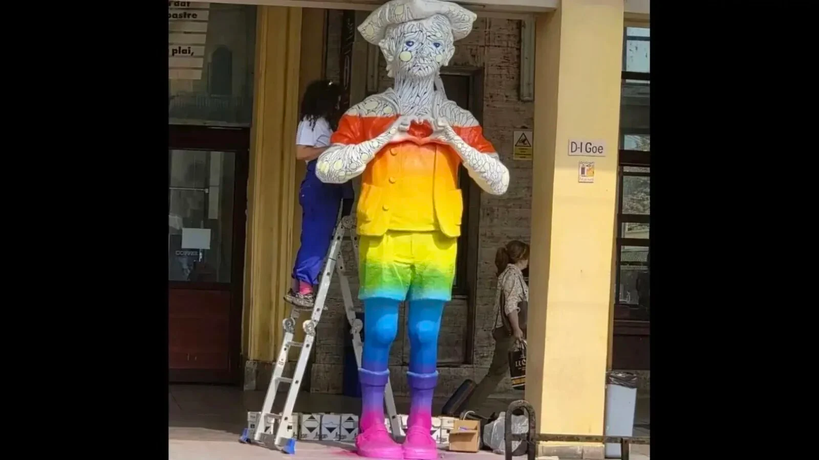 VIDEO Statuia 'Domnului Goe' din Ploiești, vopsită în culorile LGBT. Imaginile care au stârnit controverse