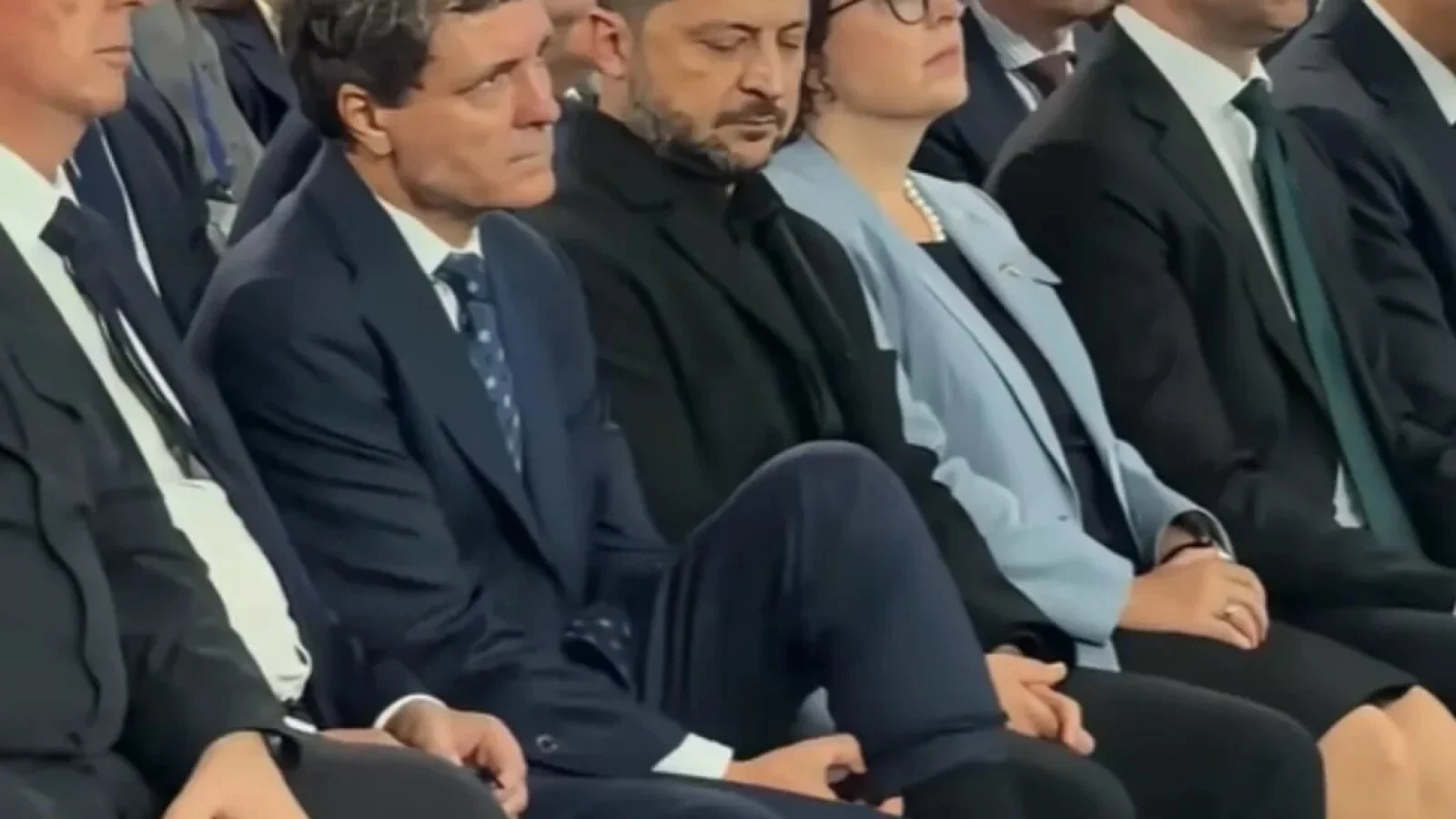 VIDEO Nicușor Dan a gafat din nou: Și-a aranjat tacticos șosetele, sub privirile amuzate ale lui Volodimir Zelenski