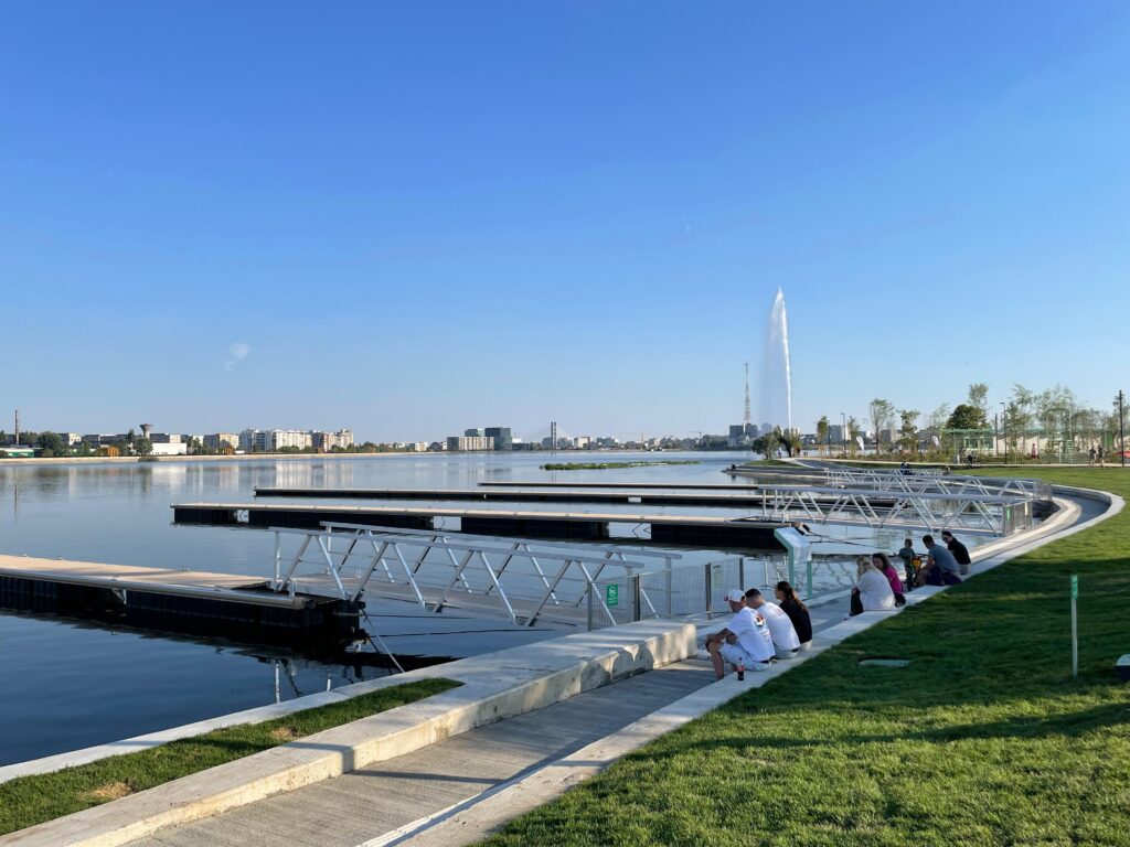 FOTO, VIDEO Bucureștiul coboară la apă: Insula Lacului Morii, reamenajată și deschisă publicului / Oamenii își pot aduce propriile caiace, canoe și bărci fără motor la cele patru pontoane / Taxi pe apă, fântână cu jet și insule vegetale plutitoare