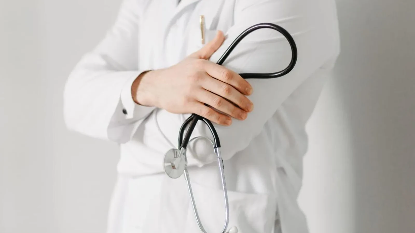 Medicul care i-a numit pe oncologi 'criminali', concediat de clinica lui Gigi Becali