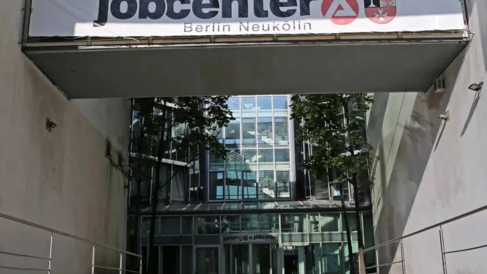 Germania strânge lațul în jurul „mafiei ajutoarelor sociale”: Români și bulgari, indicați în schemele care au pus Jobcenter-ele în alertă