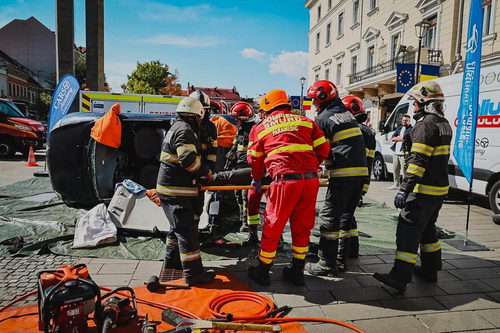 Pompierii din Cluj, în alertă! A intervenit descarcerarea și au fost evacuate mai multe victime în centrul orașului, în fața clujenilor