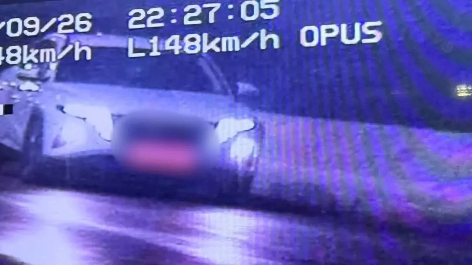 Un lăutar grăbit să cânte la o nuntă, prins 'zburând' cu aproape 150 km/h prin localitate: În loc de bani din dedicații, a încasat o amendă de aproape 2.000 de lei și a plecat cu Boltul