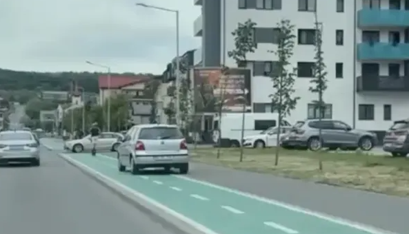 Pista de biciclete din Cluj-Napoca, transformată în parcare! Bicicliștii sunt obligați să intre printre mașini