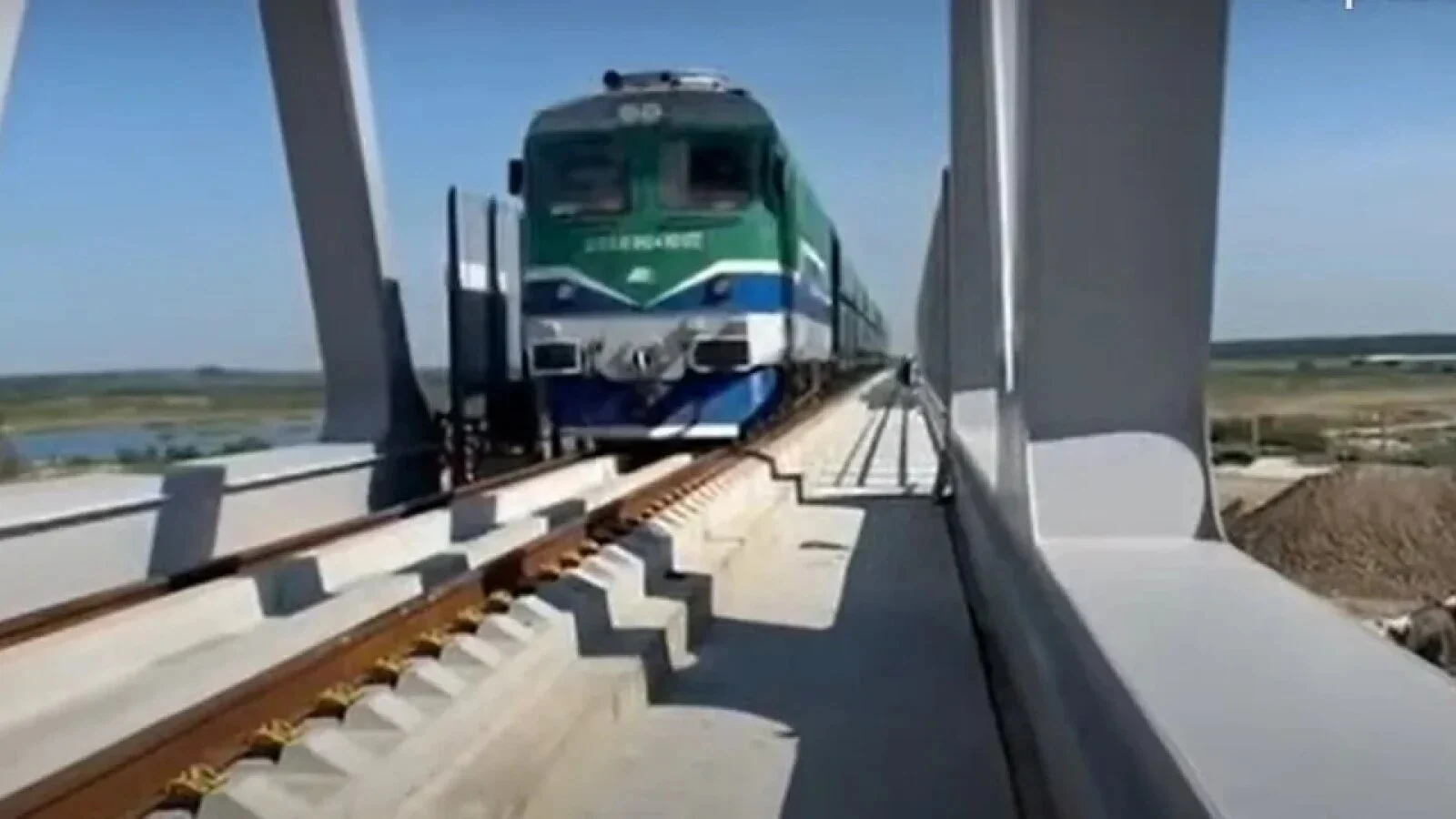 Tren internațional cu români, blocat pe podul Giurgiu–Ruse: Probleme la locomotivă, intervenție de urgență pe teritoriul Bulgariei