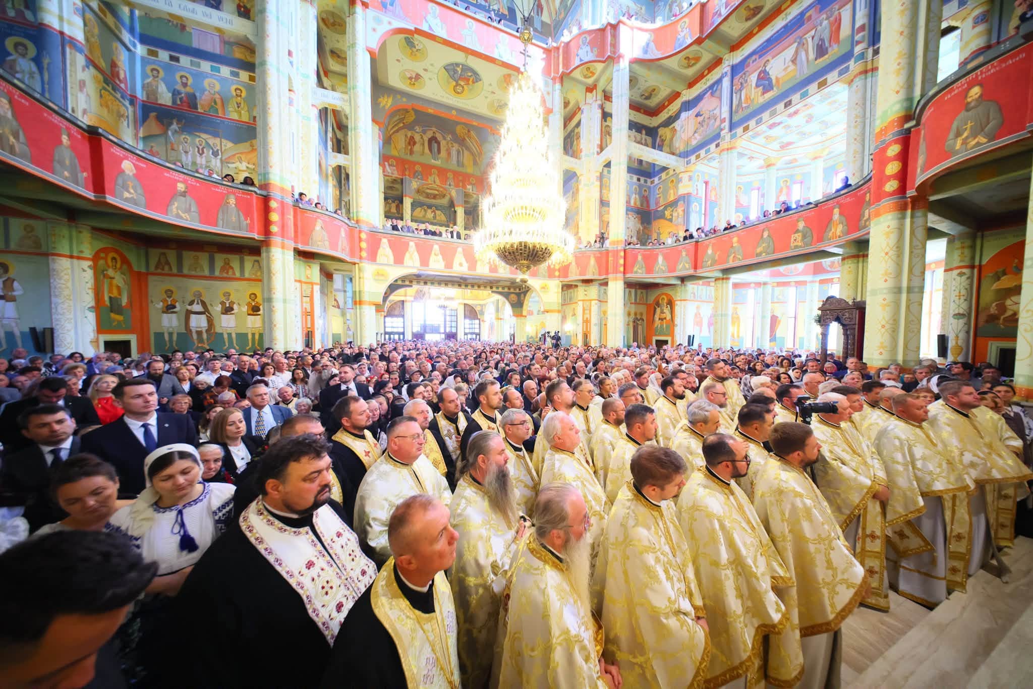 Zi de sărbătoare în Cluj-Napoca! S-a sfințit Biserica „Sfinții Apostoli Petru și Pavel” din Mănăștur