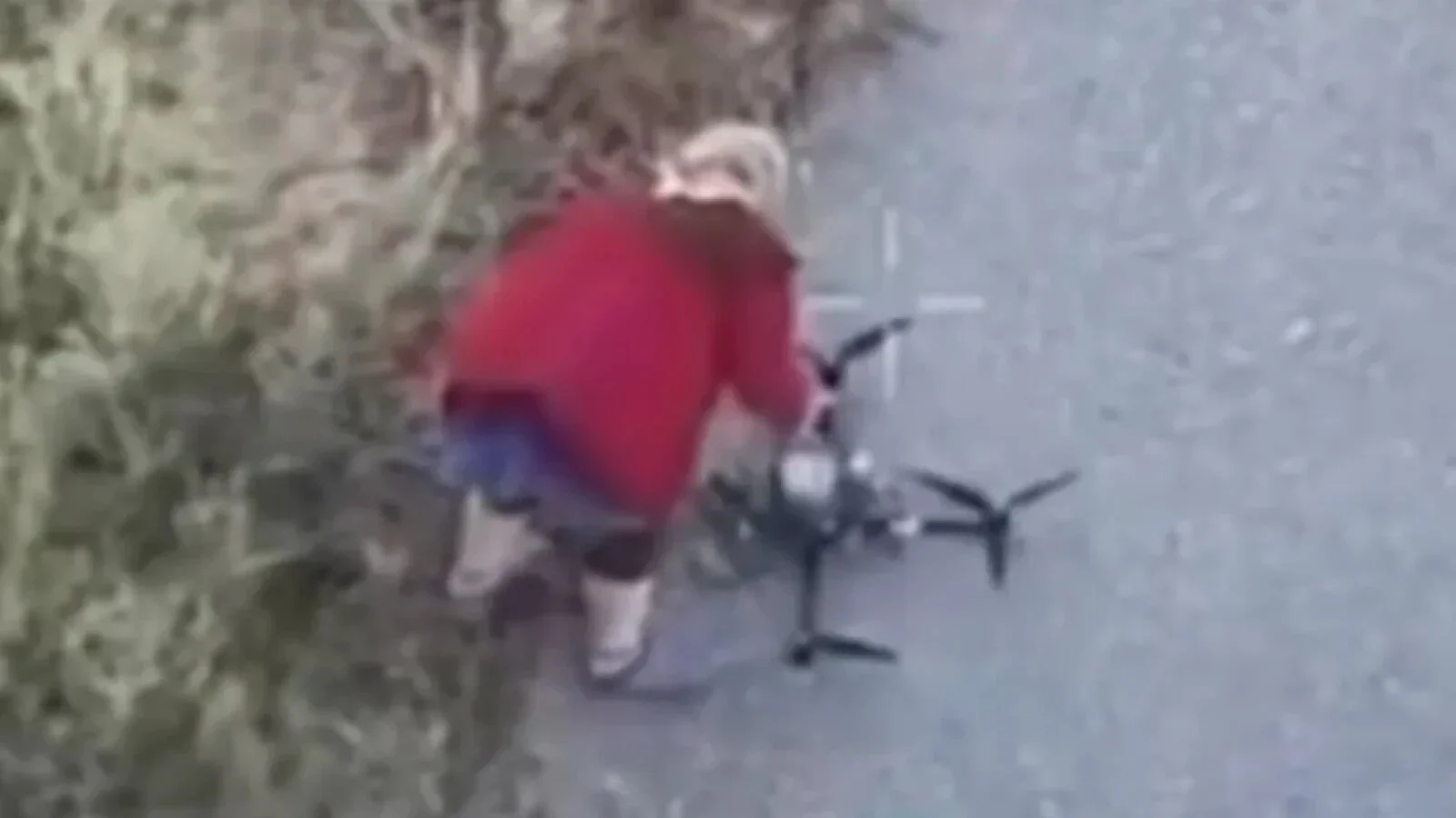VIDEO Cum a reușit o bunică ucraineană să îi vină de hac unei drone rusești. Din câteva mișcări a dezactivat aparatul