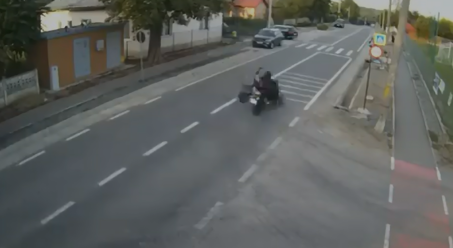 VIDEO. Tragedie cumplită! O fetiță de 3 ani, transportată pe scuter chiar de mamă, a murit într-un accident cu o motocicletă. Polițist: „Ne ucidem copiii”