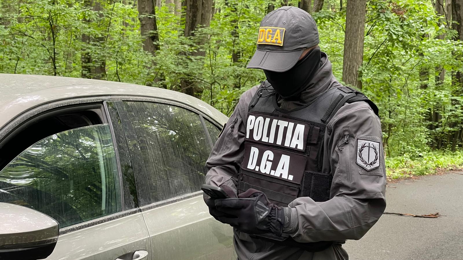 Șofer prins cu lemne, fără acte, a încercat să „rezolve” problema cu 2.000 de lei. Polițiștii i-au pregătit însă o surpriză