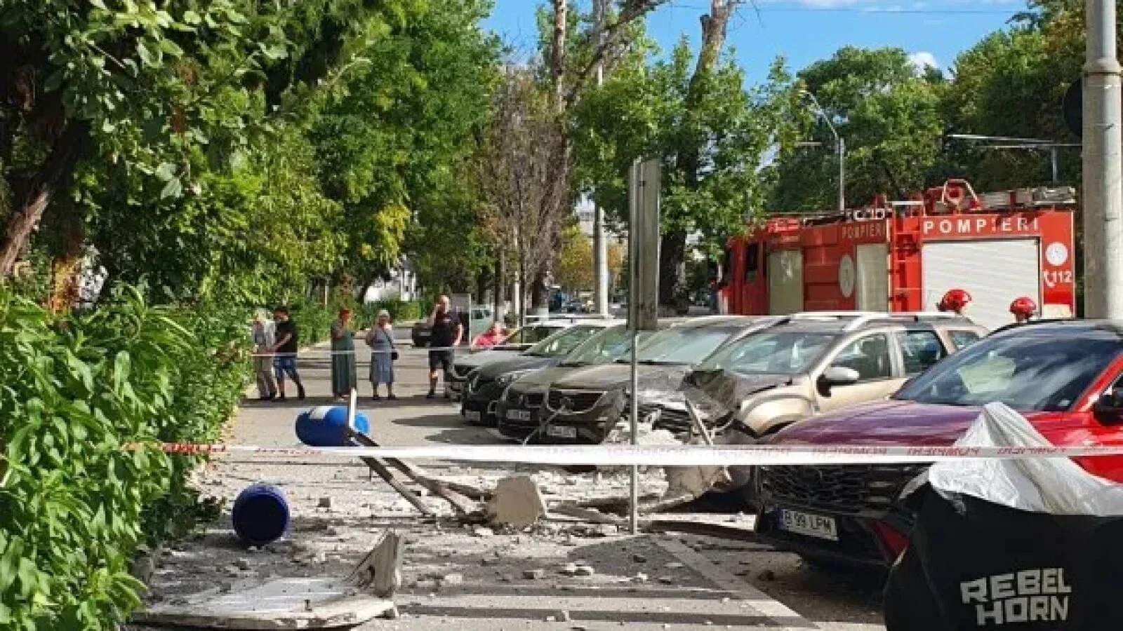 Un balcon a căzut de la un bloc din sectorul 4