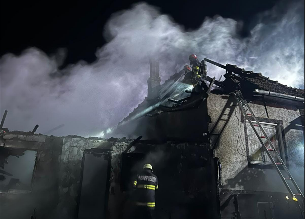 Ce tragedie azi-noapte pentru o familie de clujeni: Incendiul le-a distrus munca și s-a ales praful de gospodăria lor