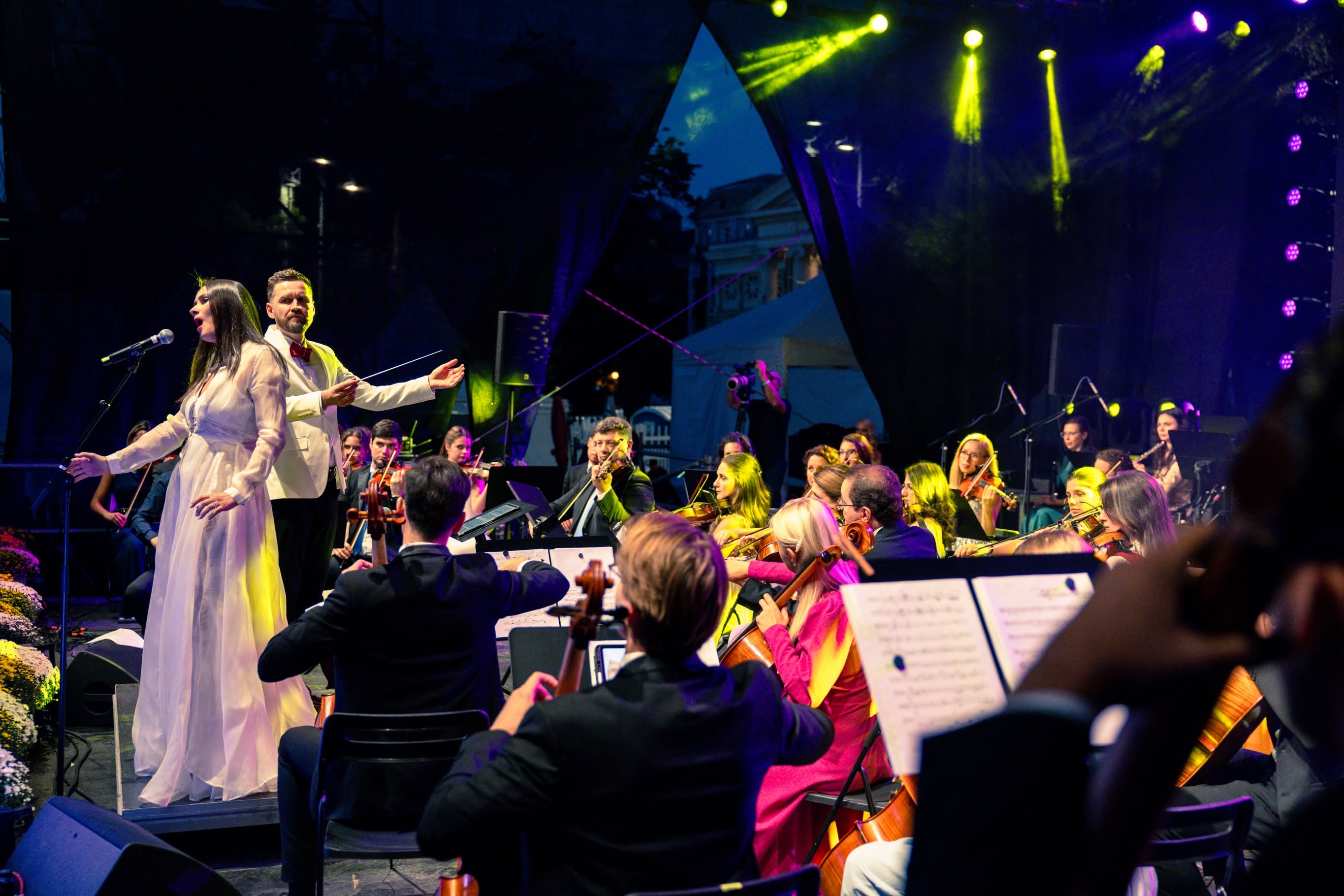 „Muzica vindecă” la Cluj-Napoca! Concert emoționant susținut de Orchestra New Hope în curtea unui spital