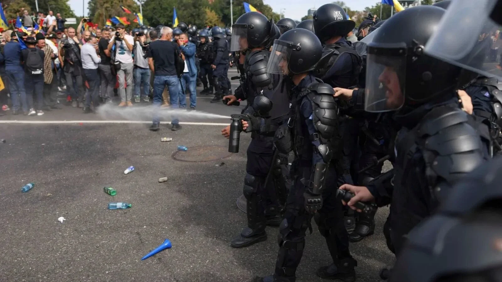 Membri AUR, reținuți după protestele din Piața Victoriei