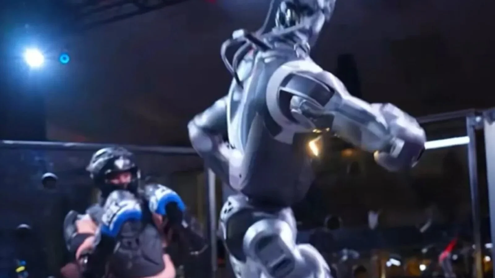 VIDEO Confruntare aprigă între un influencer american și un robot, într-o cușcă de MMA