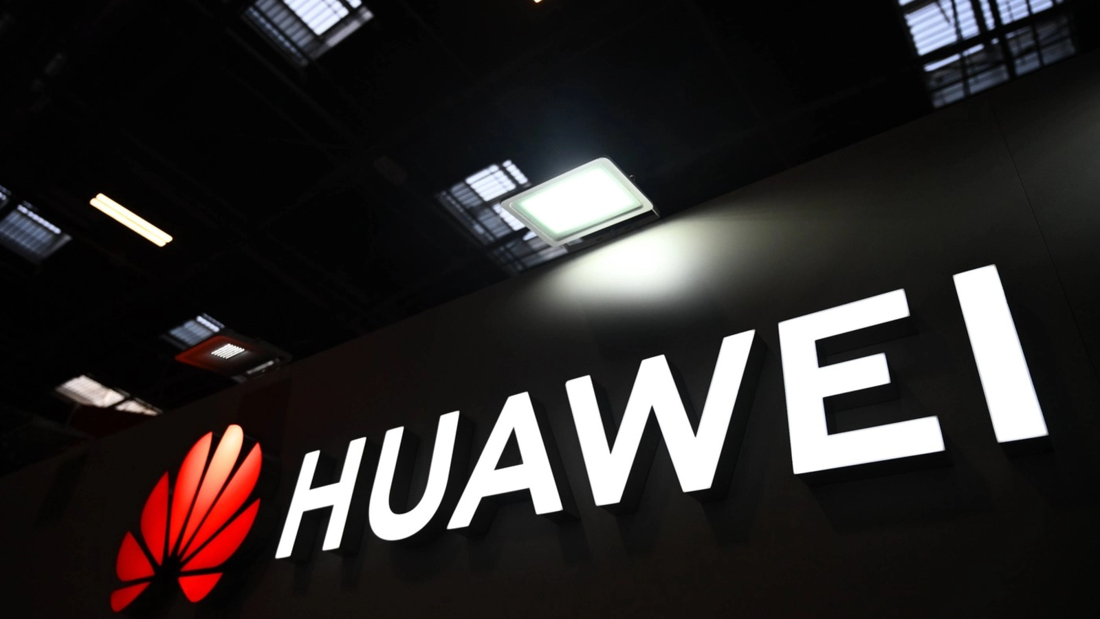 Huawei, pusă la zid în SUA: Procurorii califică gigantul chinez ca „organizație criminală”, fix înainte de vizita președintelui chinez Xi Jinping în Statele Unite