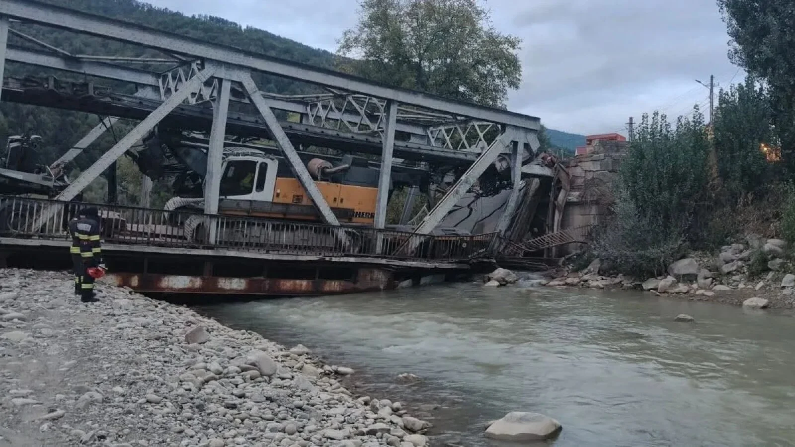 VIDEO FOTO Pod rupt pe un drum național important: O macara a rămas captivă în structură, iar traficul dintre două județe este blocat