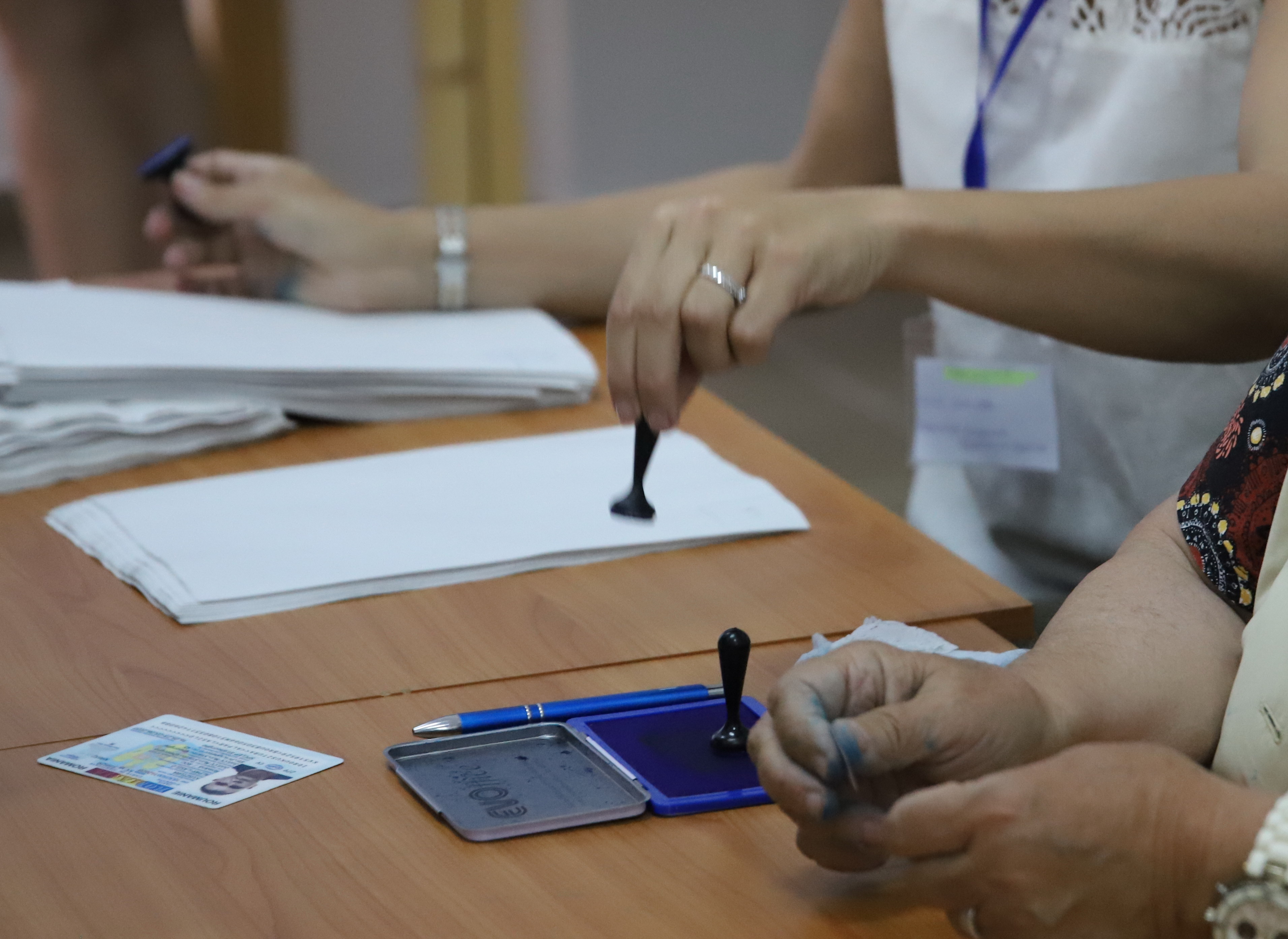 Românii, împărțiți în două tabere privind anticipatele. Cu cine ar vota dacă duminica viitoare ar avea loc alegeri (Sondaj CURS)