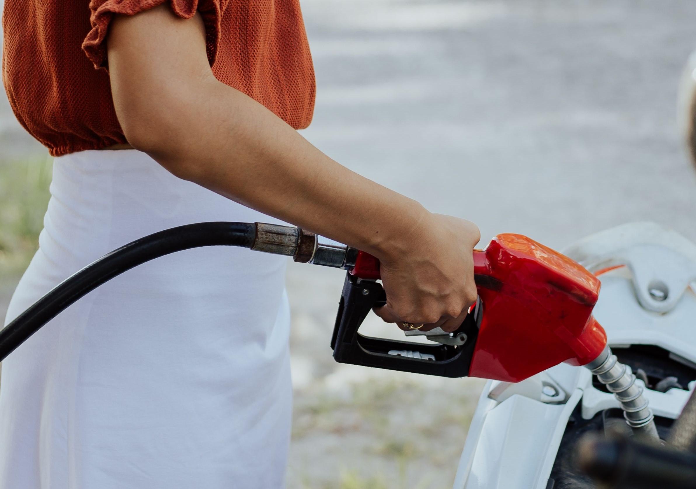 Benzina s-a scumpit din nou și a trecut de 10 lei! Ce prețurile sunt afișate la marile lanțuri de benzinării din țară