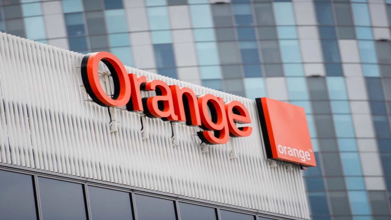 Cutremur la Orange: Se anunță un val de concedieri și angajații care îndeplinesc condițiile sunt ”sfătuiți” să se pensioneze