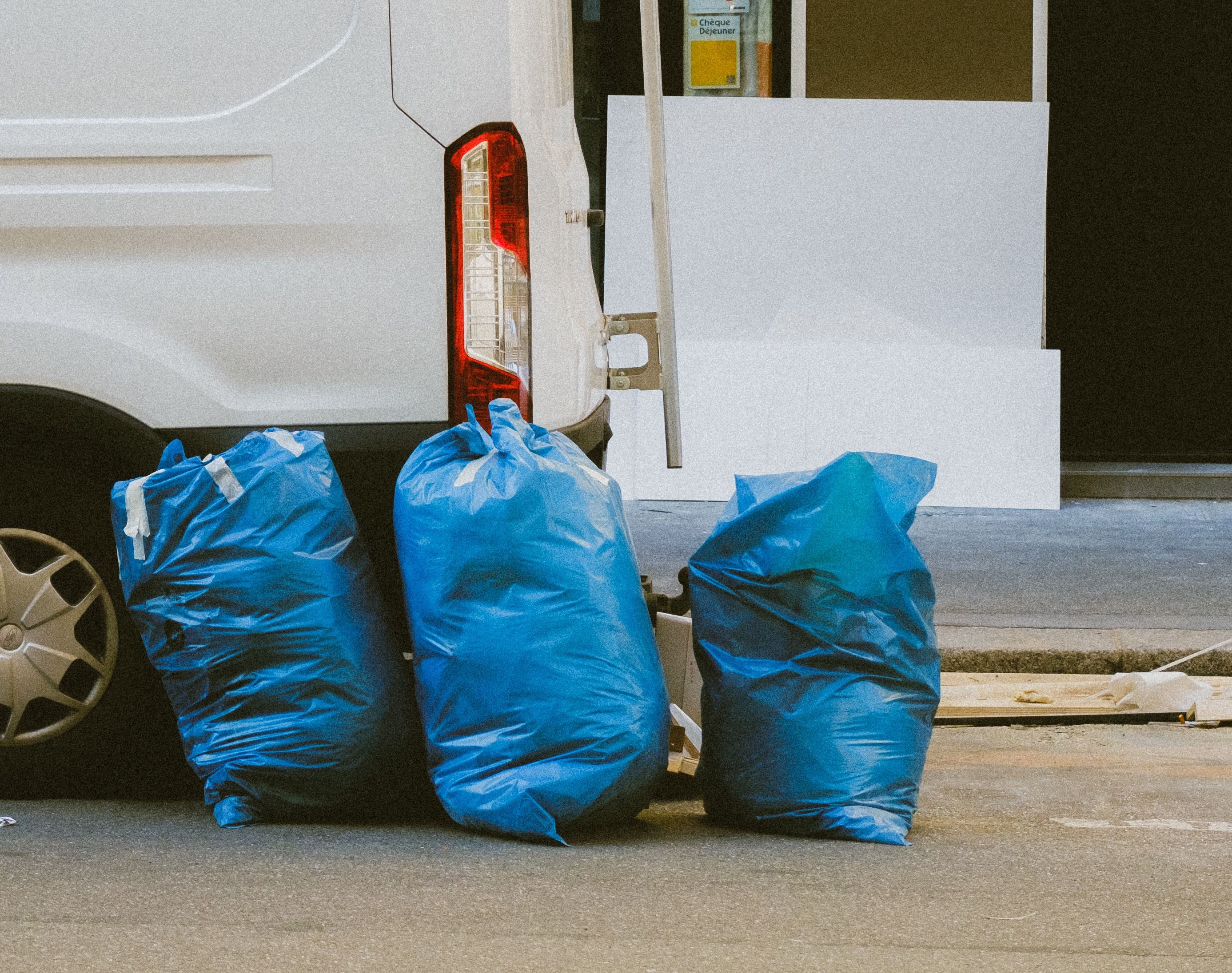 Scapă de obiectele vechi! O comună din Cluj organizează o campanie specială de colectare a deșeurilor voluminoase și textile
