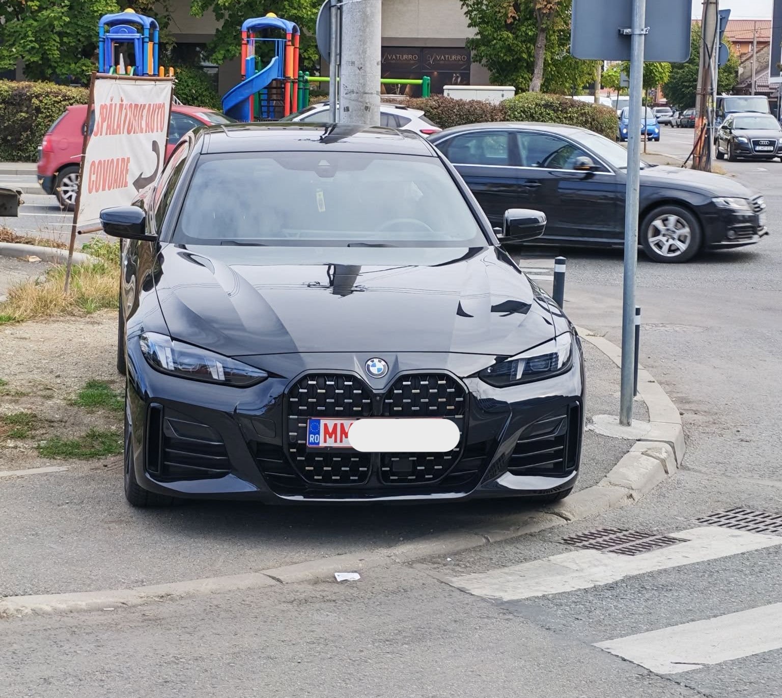 BMW-ul a „decis" că trotuarul e parcare privată! Pietonii din Cluj, obligați să facă slalom până la trecere într-o intersecție din municipiu
