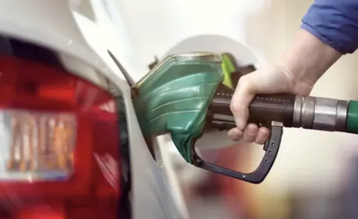 Șoc la pompă! Motorina și benzina ar putea ajunge la 13–15 lei pe litru în România