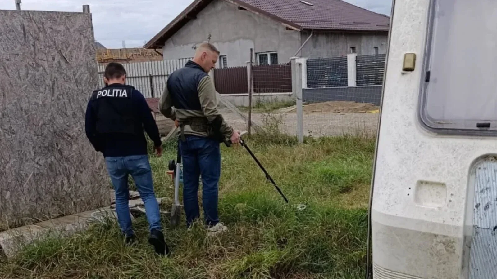 Bijuterii de 100.000 de euro, furate după un jaf în Neamț. Doi bărbaţi, arestaţi, polițiștii au săpat după aur în grădina unui hoț