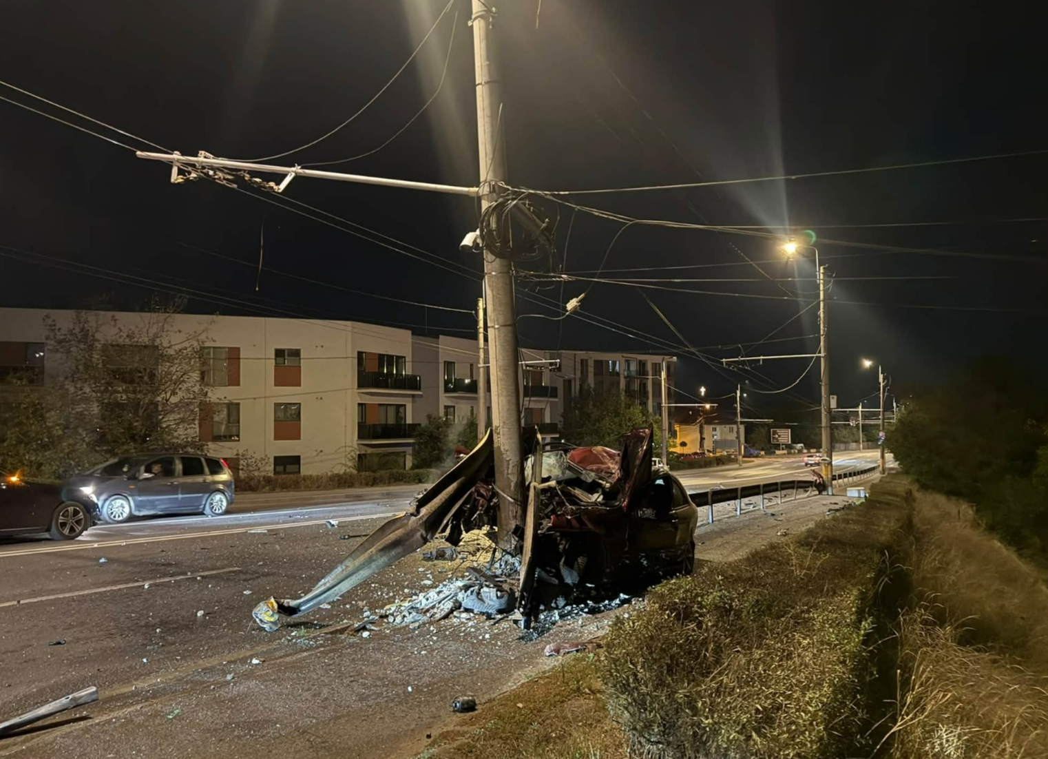 VIDEO. Cum s-a produs accidentul cumplit de azi-noapte din Cluj-Napoca. Șoferul de 33 de ani ar fi pierdut controlul volanului și a intrat într-un stâlp