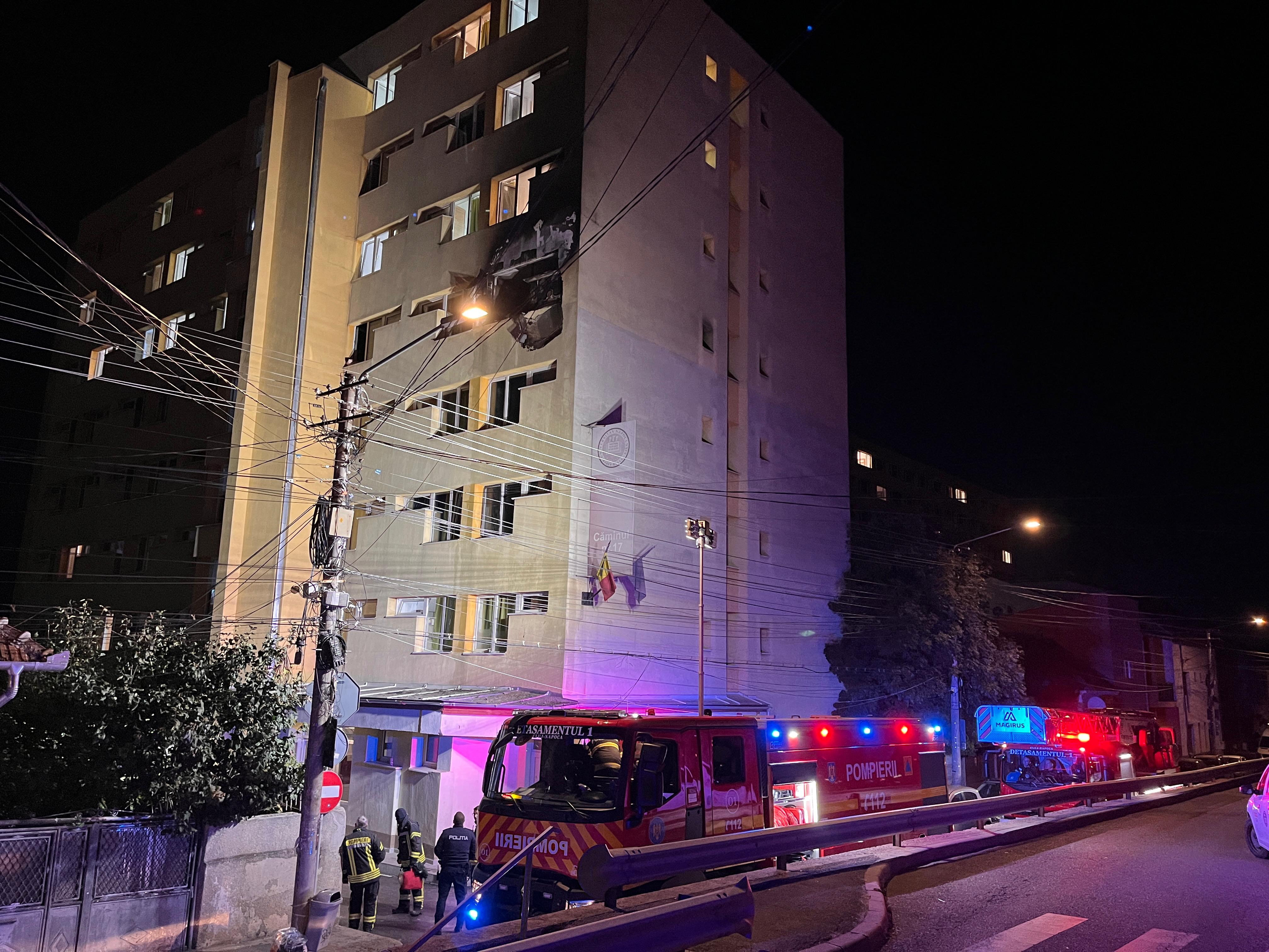 VIDEO: Incendiu de proporții în Căminul 5 din Hașdeu, Cluj! 200 de studenți, evacuați. 13 au avut nevoie de îngrijiri medicale, 4 de oxigen