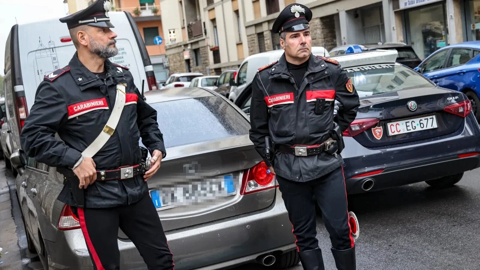 Dramă evitată la Padova: Un român și-a lăsat fetița de 7 ani încuiată în mașină, la soare. Copila a sunat-o pe mamă, iar pompierii au spart geamul
