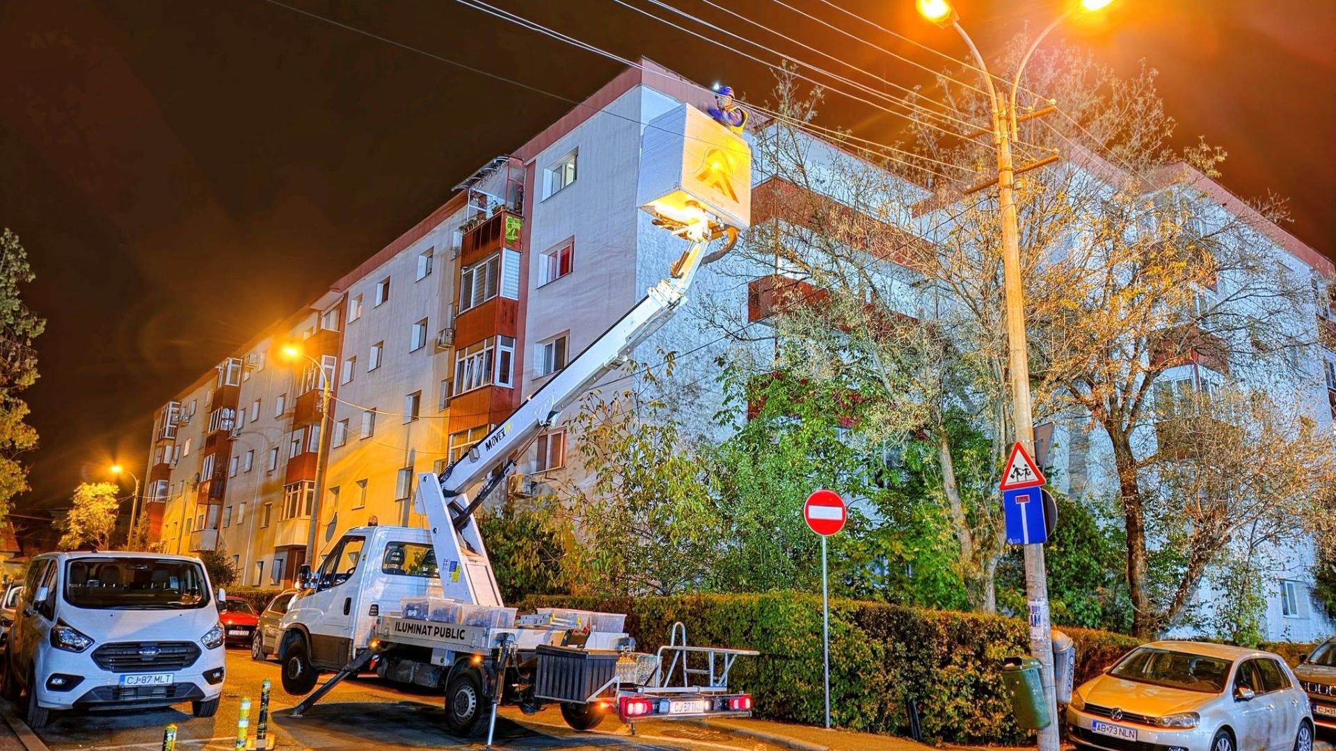 Lămpi stinse, lumini care pâlpâie sau stâlpi deteriorați în Cluj? Unde pot clujenii să semnaleze problemele pentru a fi remediate instant