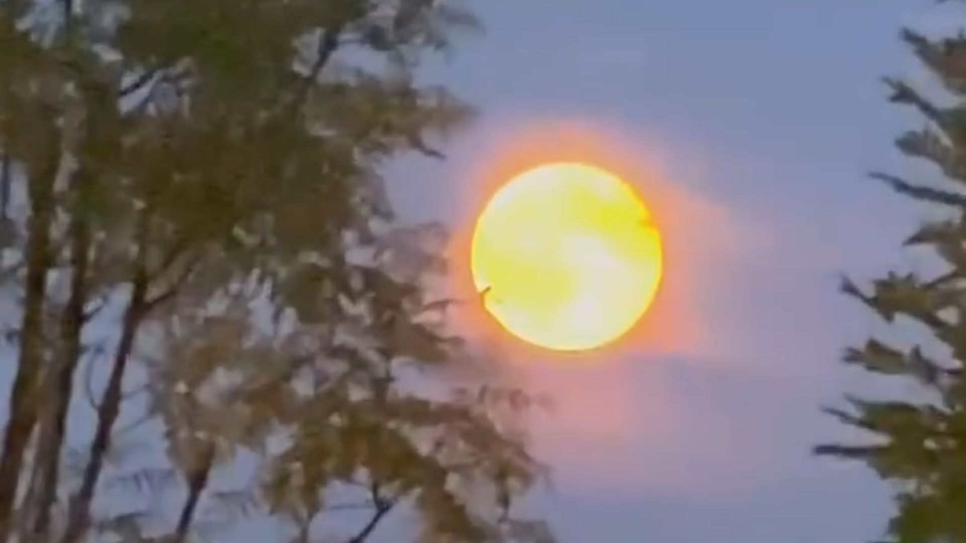 VIDEO. Imagini superbe cu Luna Recoltei, surprinsă pe cer în weekend, în Cluj: Spectacol astronomic rar, cu Luna Plină și Saturn în apropiere