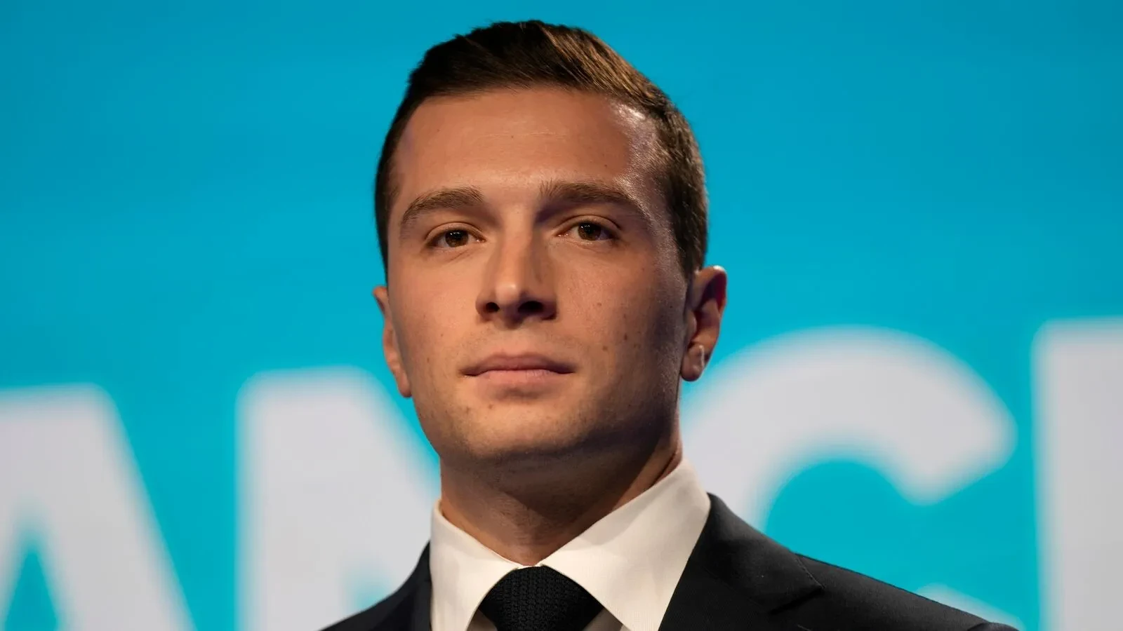 Scandal de proporții în Franța: Jordan Bardella dă în judecată Mediapart după acuzații de antisemitism