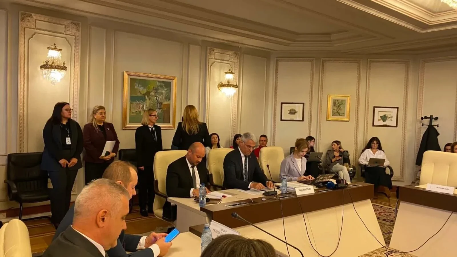 Dragoș Pîslaru, aviz favorabil în comisiile de specialitate, după ce a reușit să-și exaspereze și propriii colegi cu laudele sale