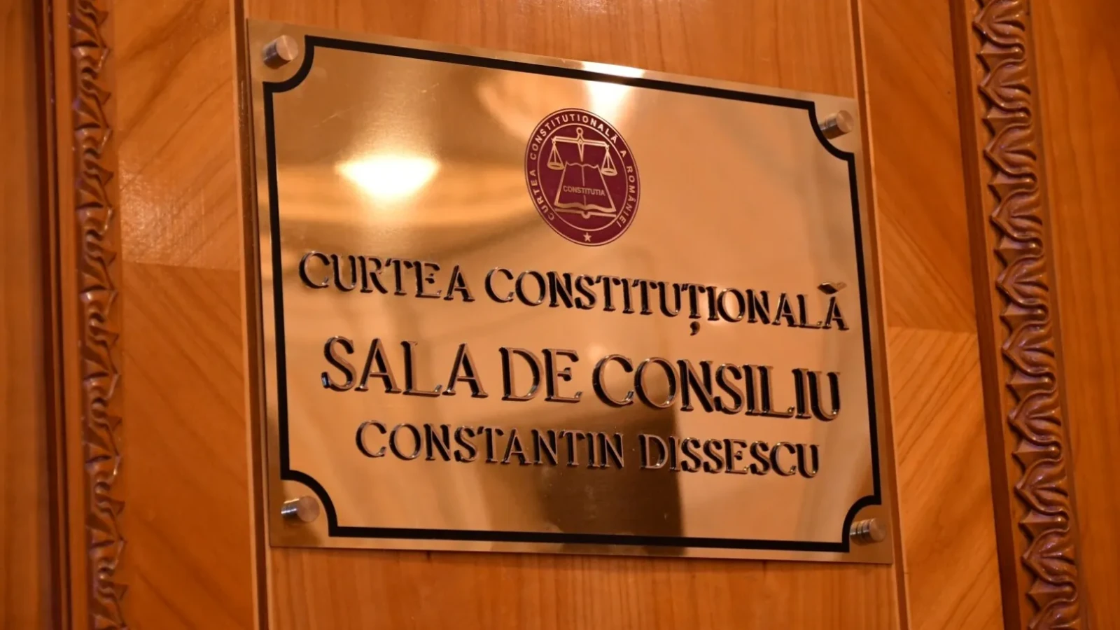 CCR amână din nou cele două conflicte Guvern-ÎCCJ și Guvern-Parlament