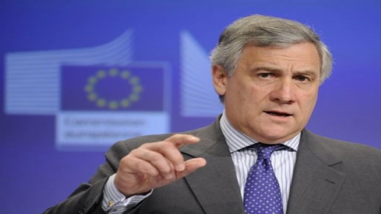 Fotografiile cu Antonio Tajani în fustă și machiat fac înconjurul internetului. Val de ironii la adres șefului diplomaţiei italiene
