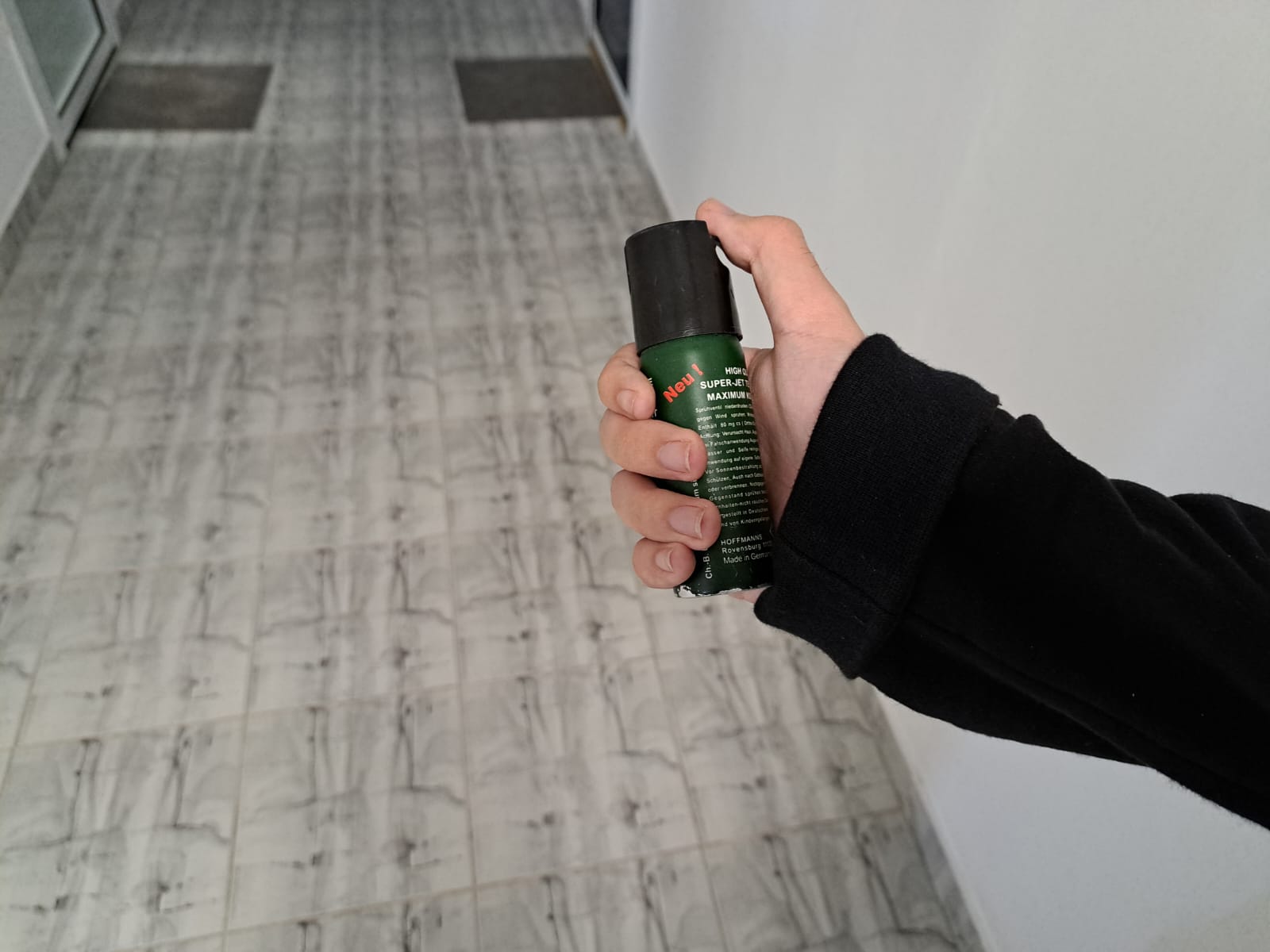 Un agent de pază clujean a dat cu spray lacrimogen pe un bărbat într-o piață! Cel care i-a cerut să se oprească a primit și el un pumn în cap
