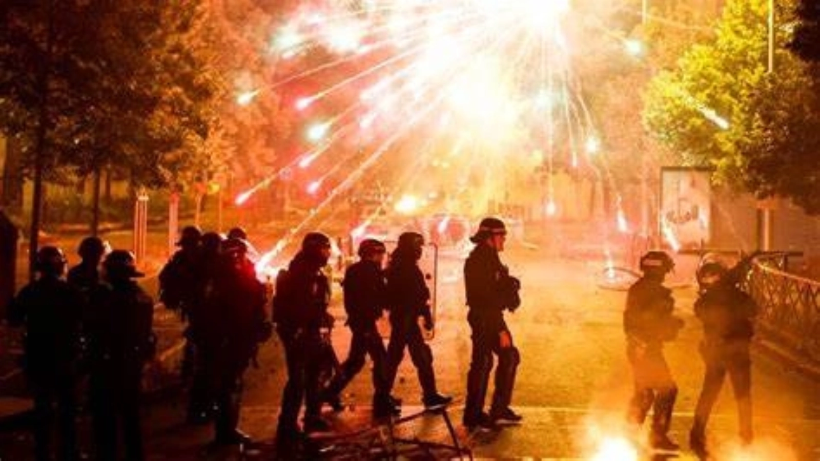 VIDEO Au dat foc la școală: Protestele elevilor din Franța scapă de sub control