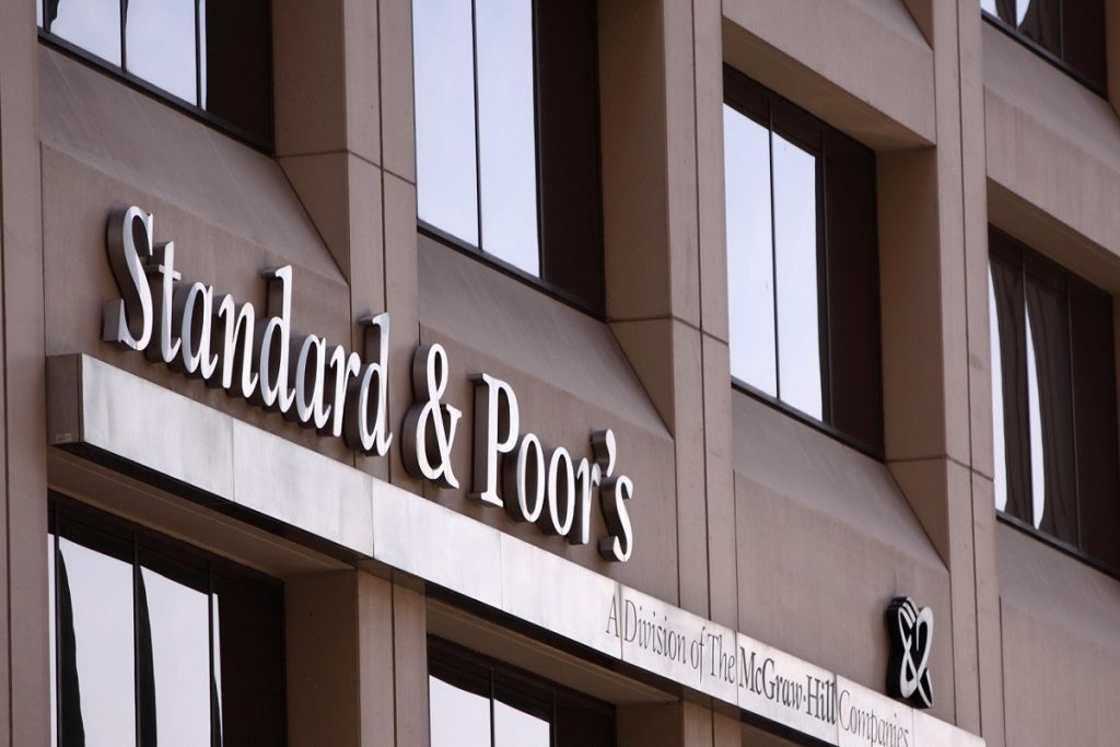 Reuters: Convocarea unor alegeri anticipate ar putea declanșa o retrogradare a ratingului României de către Standard & Poor’s