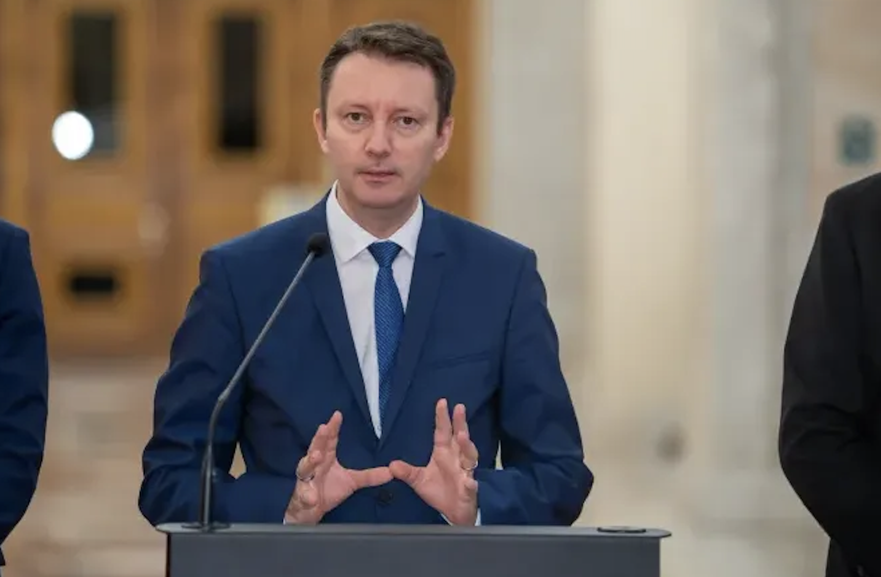 Un profesor universitar clujean, atac la Siegfried Mureșan: „Mult îl afectează pe el cursul leului, prețul dieselului sau inflația din România”.
