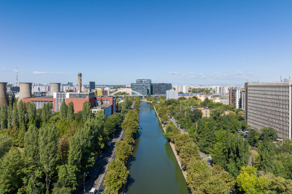 Ciucu vrea mai mulți arbori pe Dâmbovița și ia în calcul eliminarea unei benzi de circulație pe Splaiul Independenței: „Acum Dâmbovița este practic un canal” / Proiect-pilot în Regie din vara viitoare, unde oamenii ar urma să poată coborî până la nivelul apei / Intervenții pregătite pe cursul râului