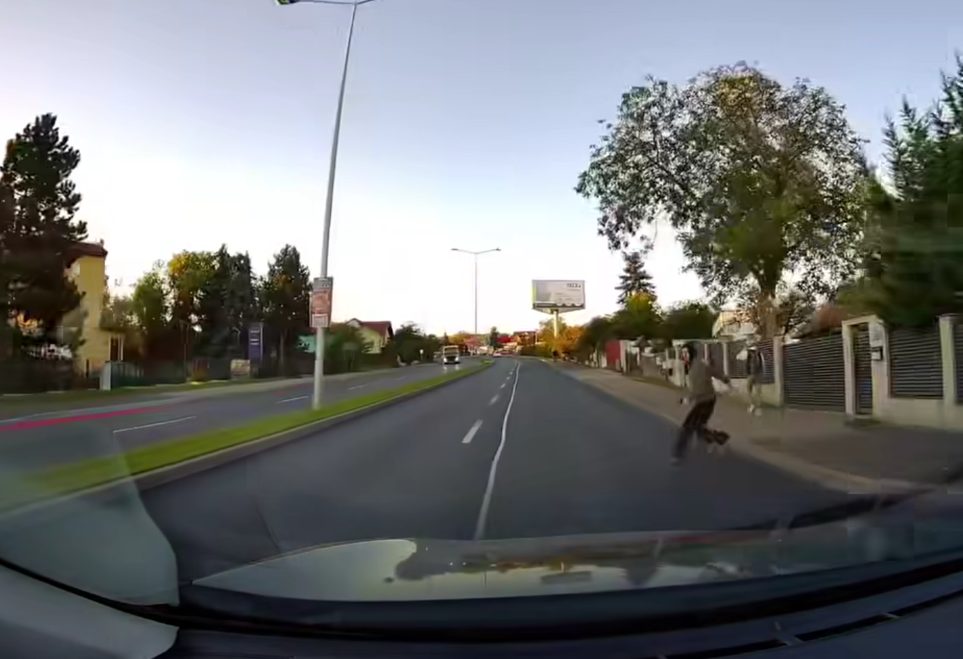 VIDEO. Și-a pus viața în pericol în doar câteva secunde! Un pieton din Cluj a traversat în fugă și era să fie luat pe capota unei mașini