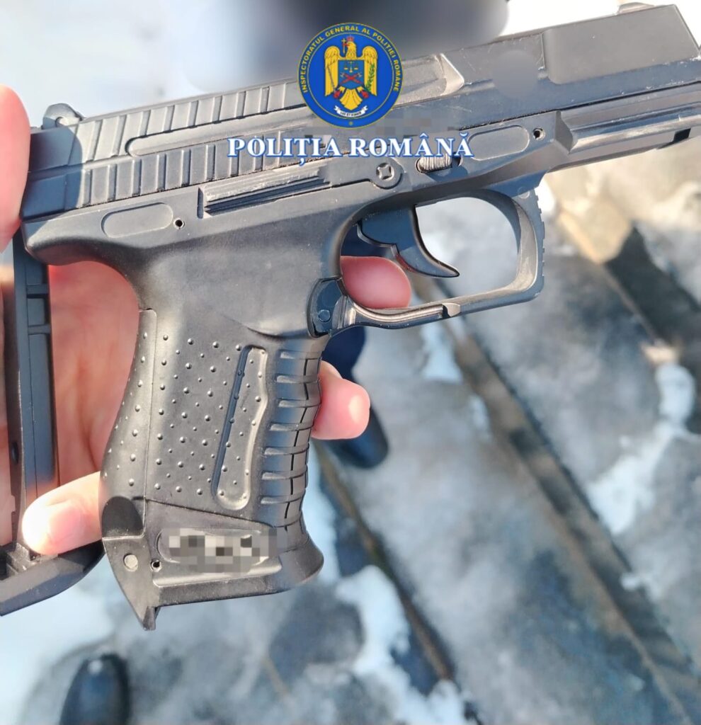 24 de arme neletale şi 16.000 de proiectile deţinute ilegal, găsite de poliţişti la locuinţa unui bărbat din Constanța