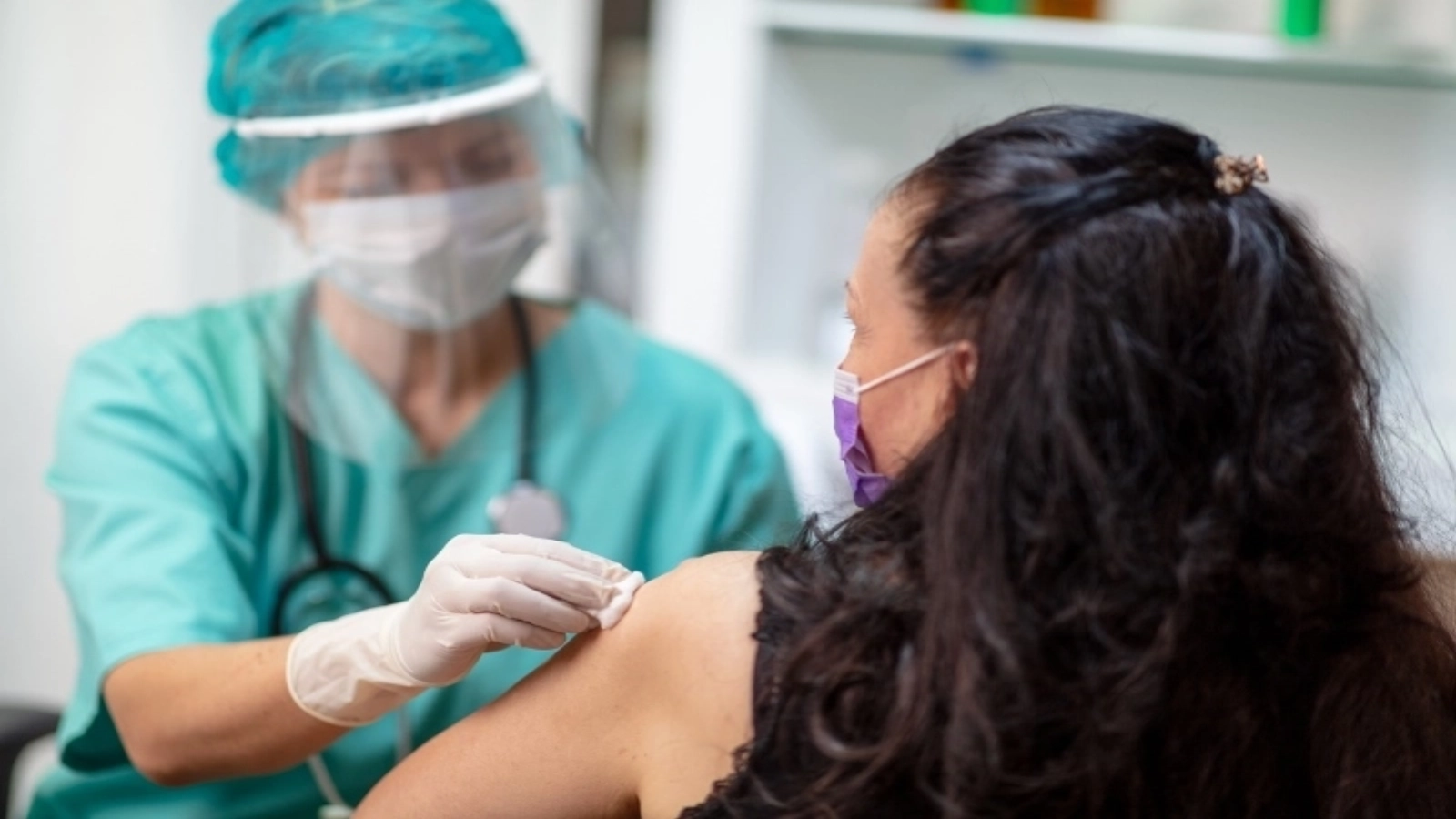 Începe vaccinarea antigripală. Cine beneficiază de vaccin gratuit și cine primește compensare 50%